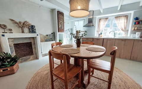 Gwenn: Møbel, Indretning, Træ, Gulvbelægning, Stol, Spisestue, Bord, Køkken & Spisebord, Etage, Loft