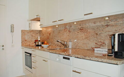 Vista Panorama: Ejendom, Værelse, Køkken, Countertop, Cabinetry, Møbel, Flise, Hus, Indretning, Bygning