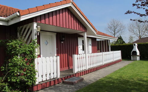 Martin: Plante, Himmel, Bygning, Vindue, Land Lot, Arkitektur, Sommerhus, Træ, Boligområde, Sidespor