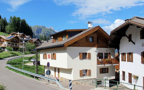 Pozza di Fassa 607: Himmel, Sky, Bygning, Vindue, Plante, Træ, Hus, Urban Design, Kvarter, Offentlige Rum