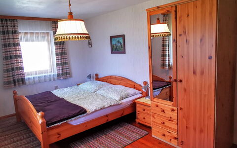 Landhaus Prieger: Møbel, Komfort, Træ, Bygning, Vindue, Belysning, Cabinetry, Orange, Bed Frame, Indretning