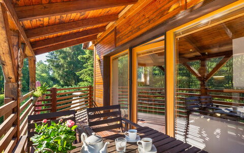 Bila Retreat with Pool: Bygning, Ejendom, Plante, Vindue, Blomsterkrukke, Veranda, Bordservice, Træ, Skygge, Indretning