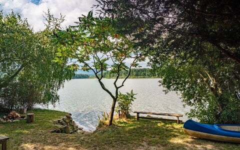 Pondside Retreat & Canoe: Sky, Vand, Plante, Himmel, Vandressourcer, Båd, Naturlige Landskab, Træ, Sø