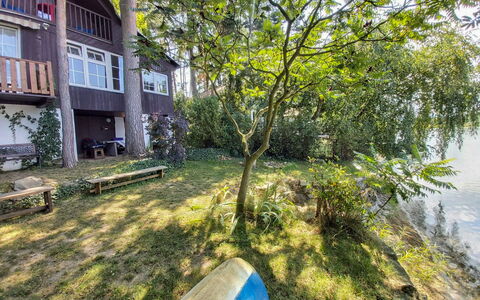 Pondside Retreat & Canoe: Plante, Bygning, Vindue, Plantesamfund, Træ, Vegetationen, Skygge, Sollys, Græs, Biome