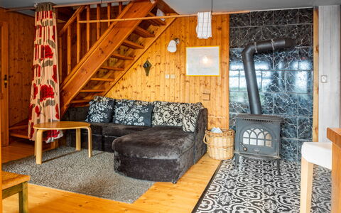 Pondside Retreat & Canoe: Ejendom, Møbel, Træ, Couch, Bygning, Indretning, Etage, Stue, Gulvbelægning, Hus