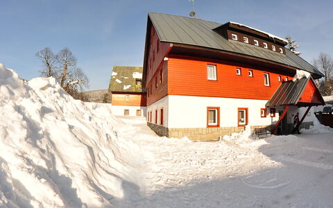 Ostružná: Himmel, Bygning, Sne, Vindue, Træ, Hældning, Hus, Fryser, Sommerhus, Landskab