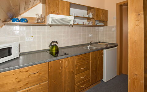 Ostružná: Countertop, Cabinetry, Ejendom, Bygning, Køkkenvask, Møbel, Tap, Håndvask, Køkken, Træ