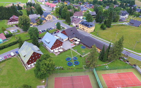 Ostružná: Græs, Plante, Boligområde, Kvarter, Ejendom, Landskab, Land Lot, Forstad, Urban Design, Ejendom