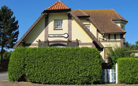 Alter Bahnhof: Plante, Himmel, Bygning, Ejendom, Vindue, Hus, Land Lot, Træ, Sommerhus