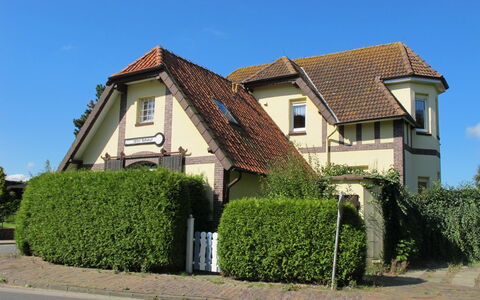 Alter Bahnhof: Himmel, Plante, Bygning, Vindue, Hus, Land Lot, Græs, Busk, Ejendom, Vejbelægning