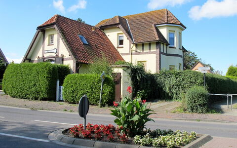 Alter Bahnhof: Boligområde, Ejendom, Hjem, Hus, Ejendom, Kvarter, Forstad, Bygning, Sommerhus, Busk