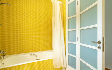 Villa Mut: Badekar, Badeværelse, Bygning, Tap, Dør, Sanitærarmatur, Vindue, Indretning, Gul