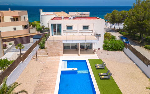 Villa Mut: Ejendom, Plante, Bygning, Himmel, Vindue, Azure, Træ, Urban Design, Vand, Fritid
