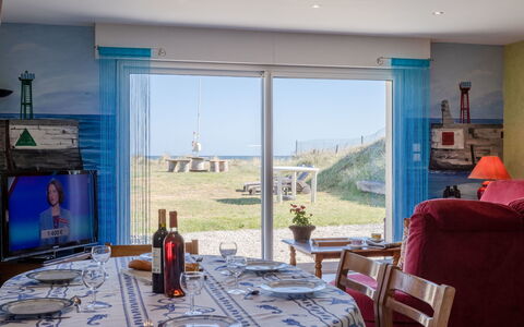 Chez Lilo: Bord, Ejendom, Møbel, Bygning, Vindue, Blå, Textile, Stol, Stue, Indretning