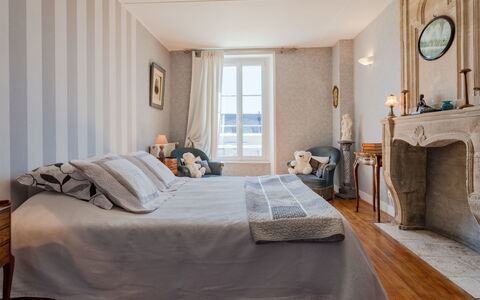 La Batterie: Spejl, Vindue, Bygning, Komfort, Azure, Bed Frame, Træ, Indretning, Skygge, Cabinetry