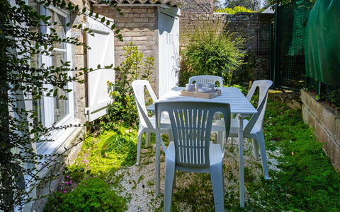 Les Portes Cartier: Grøn, Ejendom, Have, Gård, Hus, Træ, Møbel, Stol, Bygning, Backyard