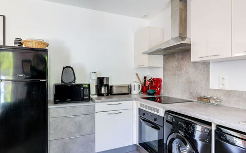 Villa Robinson: Ejendom, Værelse, Køkken, Countertop, Cabinetry, Møbel, Større Bandage, Indretning, Bygning, Ejendom