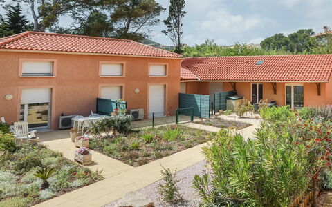 Villa Robinson: Ejendom, Hus, Hjem, Ejendom, Bygning, Boligområde, Land Lot, Sommerhus, Træ, Landskab