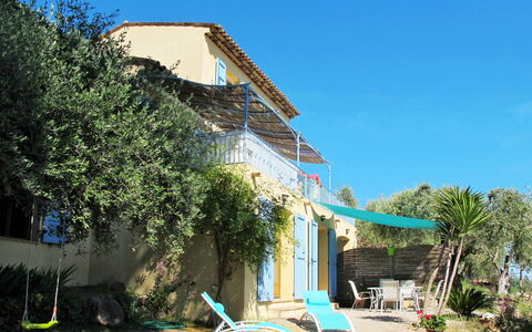 La Petite Toscane: Plante, Himmel, Bygning, Azure, Vindue, Land Lot, Skygge, Urban Design, Træ, Græs