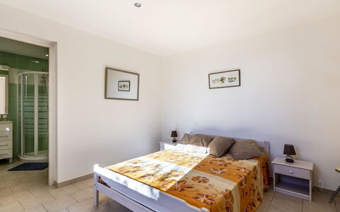 La Petite Toscane: Møbel, Ejendom, Træ, Vindue, Komfort, Skygge, Bed Frame, Maling, Indretning