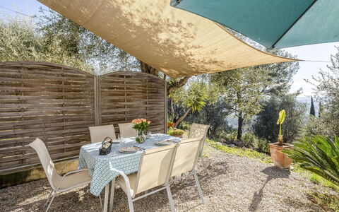 La Petite Toscane: Plante, Bord, Ejendom, Møbel, Stol, Bygning, Skygge, Blomsterkrukke, Udendørs Bord, Udendørs Møbler