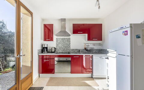 La Petite Toscane: Cabinetry, Ejendom, Countertop, Håndvask, Tap, Komfur, Træ, Belysning, Køkkenvask, Indretning