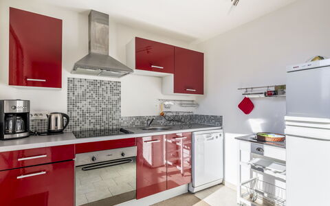 La Petite Toscane: Cabinetry, Countertop, Ejendom, Komfur, Bygning, Køkken, Tap, Køkken Apparat, Indretning, Komfur