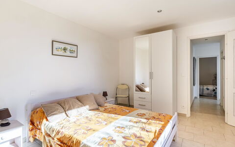 La Petite Toscane: Møbel, Komfort, Azure, Træ, Bygning, Dør, Belysning, Arkitektur, Vindue