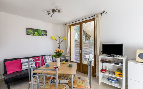 La Petite Toscane: Møbel, Ejendom, Bord, Billedramme, Husholdningsapparat, Indretning, Skrivebord, Television, Gul, Træ
