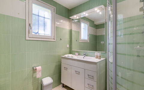 La Petite Toscane: Spejl, Håndvask, Tap, Ejendom, Badeværelsesskab, Sanitærarmatur, Bygning, Cabinetry, Badeværelsesvask, Badeværelse