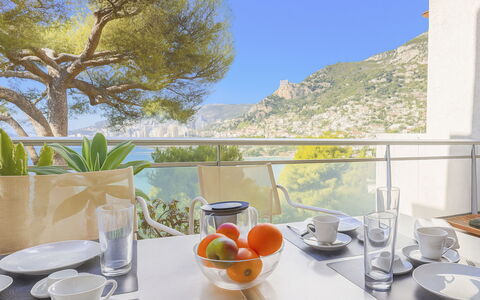 Roquebrune Cap Martin 601: Bjergrige Landskabsformer, Bjerg, Bakke, Møbel, Bjergkæde, Stol, Udendørs Møbler, Køkken & Spisebord, Altan, Kam