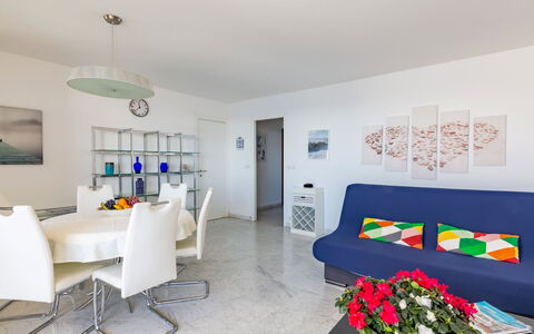 Roquebrune Cap Martin 601: Møbel, Bord, Billedramme, Bygning, Indretning, Hus, Stue, Dør, Etage, Gulvbelægning