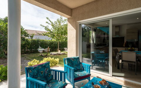 Villa Marie-Jo: Møbel, Ejendom, Plante, Stol, Bord, Azure, Couch, Indretning, Himmel, Arkitektur