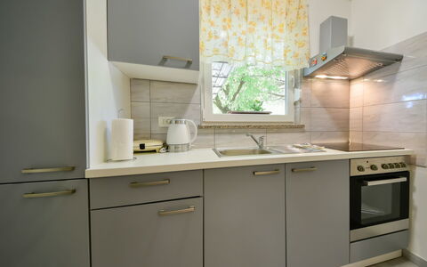 Sandra: Værelse, Cabinetry, Møbel, Køkken, Ejendom, Countertop, Indretning, Flise, Hus, Etage