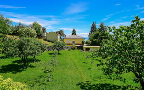 Sandra: Sky, Plante, Himmel, Naturlige Landskab, Træ, Land Lot, Græs, Sommerhus, Almindeligt, Bygning
