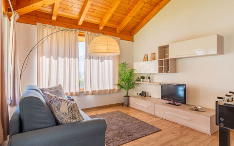 Villa del Sole: Møbel, Ejendom, Couch, Komfort, Bygning, Træ, Indretning, Stueplante, Vindue, Etage