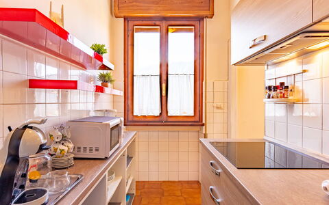 Villa del Sole: Cabinetry, Ejendom, Countertop, Bygning, Køkken, Køkken Apparat, Indretning, Orange, Belysning