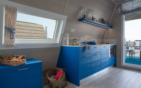 Lignano Riviera 610: Cabinetry, Møbel, Bygning, Blå, Køkken, Countertop, Træ, Reoler, Indretning, Stue