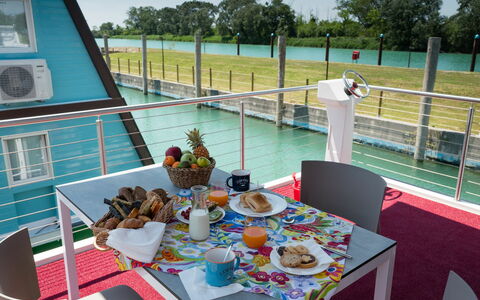 Lignano Riviera 610: Vand, Møbel, Bordservice, Bord, Himmel, Mad, Stol, Udendørs Møbler, Svømmepøl, Træ