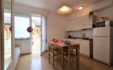 Villa Gaby: Møbel, Vindue, Bord, Træ, Cabinetry, Indretning, Arkitektur, Countertop, Køkken, Etage