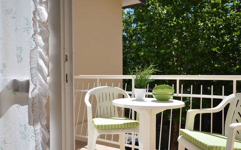 Villa Gaby: Møbel, Ejendom, Træ, Stol, Skygge, Bord, Dør, Udendørs Bord, Bygning, Udendørs Møbler