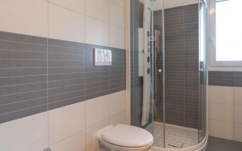 Residence Monica: Sanitærarmatur, Tap, Håndvask, Badeværelse, Badeværelsesvask, Træ, Bygning, Indretning, Etage