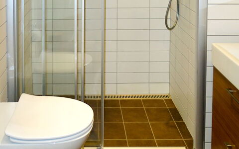 Havsdalsgrenda: Sanitærarmatur, Toilet, Badeværelse, Purple, Rektangel, Gulvbelægning, Etage, Vvs, Kompositmateriale