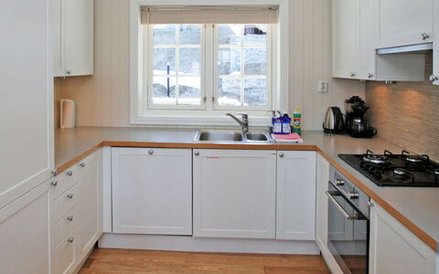 Havsdalsgrenda: Cabinetry, Ejendom, Håndvask, Vindue, Køkkenvask, Træ, Countertop, Indretning, Tap, Gulvbelægning