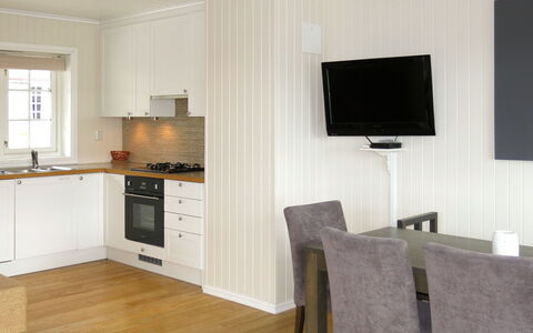 Havsdalsgrenda: Cabinetry, Ejendom, Bygning, Countertop, Vindue, Træ, Komfur, Belysning, Indretning, Gulvbelægning