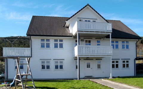 Galanten: Himmel, Sky, Bygning, Vindue, Plante, Hus, Land Lot, Græs, Sommerhus, Boligområde