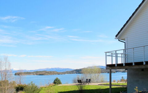 Galanten: Sky, Himmel, Vand, Plante, Vandressourcer, Bygning, Naturlige Landskab, Land Lot, Sø, Sommerhus