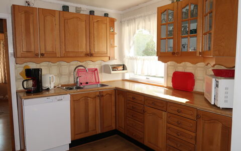 Bjørkeneset: Cabinetry, Countertop, Ejendom, Køkken, Træ, Vindue, Skuffe, Husholdningsapparat, Gulvbelægning, Etage