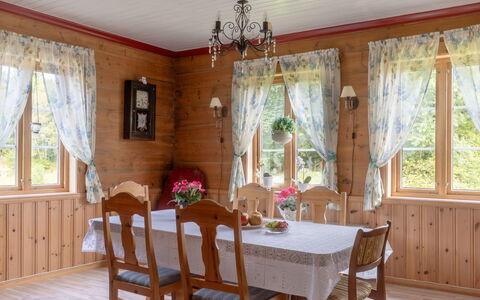 Gulehuset: Møbel, Plante, Bord, Ejendom, Blomst, Vindue, Stol, Træ, Gardin, Indretning