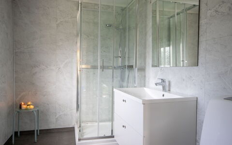 Gulehuset: Spejl, Tap, Sanitærarmatur, Bygning, Badeværelsesskab, Håndvask, Badeværelse, Cabinetry, Indretning, Træ